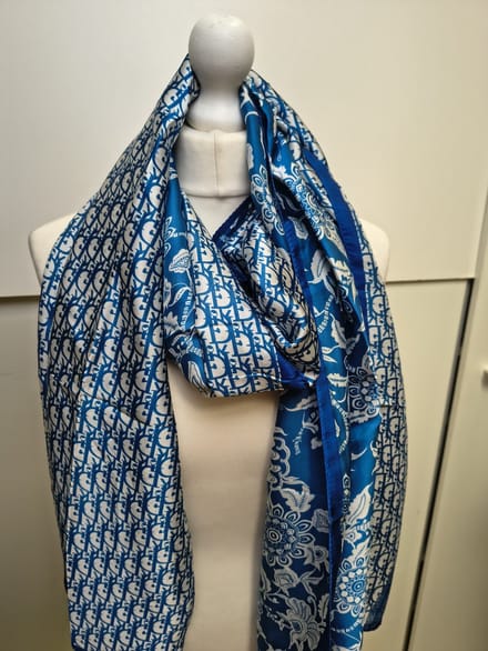 Lange dames sjaal Vilde-fantasiemotief-blauw wit