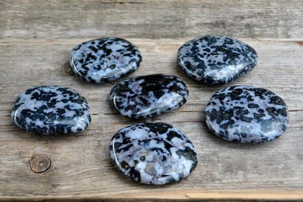 Edelsteen Gabbro (Mistic Merliniet) - handsteen