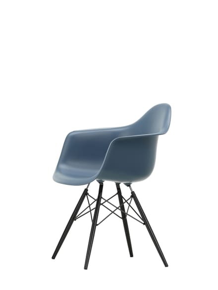 Vitra DAW Eames Plastic Armchair - zeeblauw RE - esdoorn zwart