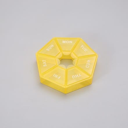 Mini pilulier portable hebdomadaire pour voyage jaune