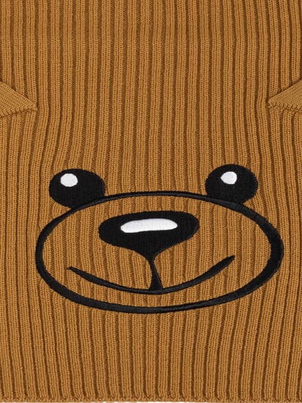 Gebreide sjaal met geborduurd teddybeermotief