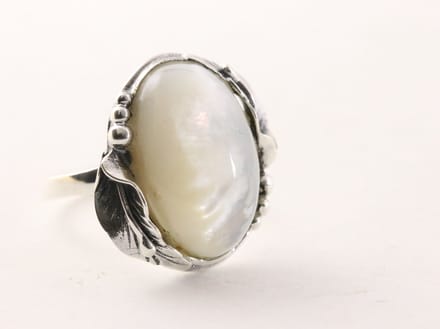Bewerkte zilveren ring met parelmoer - maat 20