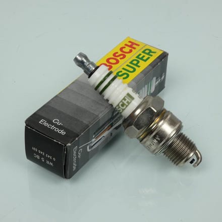 Bougie d'allumage Bosch pour Scooter Aprilia 50 MOJITO 2T HYPER2 2004 à 2011 Neuf