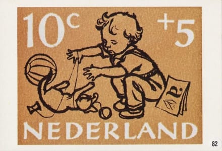 Briefkaart met afbeelding kleuter met poes en speelgoed postzegel