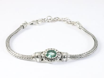 Traditionele zilveren snake armband met groene toermalijn