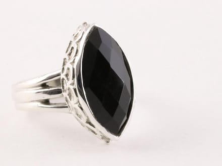 Zware bewerkte zilveren ring met onyx - maat 16.5