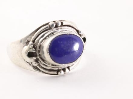 Bewerkte zilveren ring met lapis lazuli - maat 17