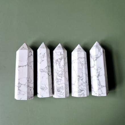Howliet Edelsteen Toren 8-10cm / Howlite Obelisk Rust Knuffelsteen