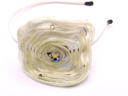 Diadeem met bloem+diamanten cremekleur