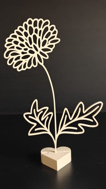 Geboortebloem November – Chrysant | Levensbloem beige op hartvormige standaard (22 cm)