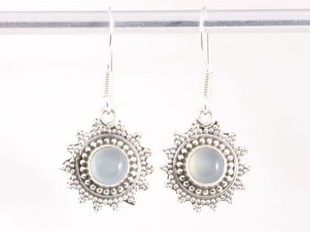 Fijne bewerkte zilveren oorbellen met aqua chalcedoon