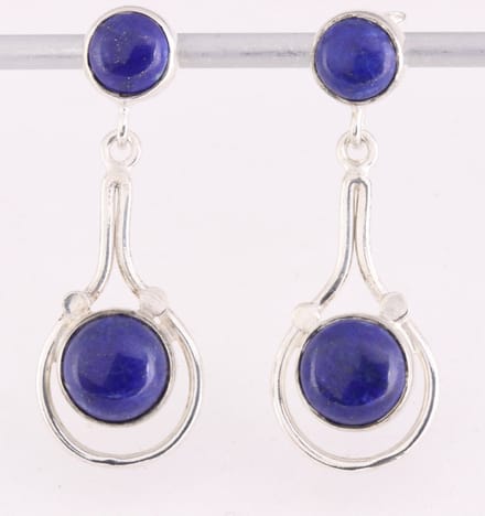 Lange opengewerkte zilveren oorstekers met lapis lazuli