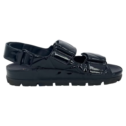 Prada Gequiltte Slingback Sport Sandalen in Zwart Lakleer