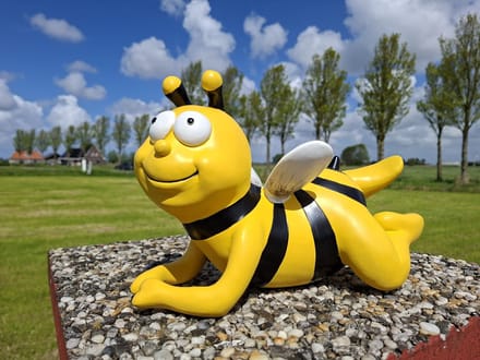 Vrolijke Tuinbij XL - Decoratief Beeld - 36 cm Lang - Polystone