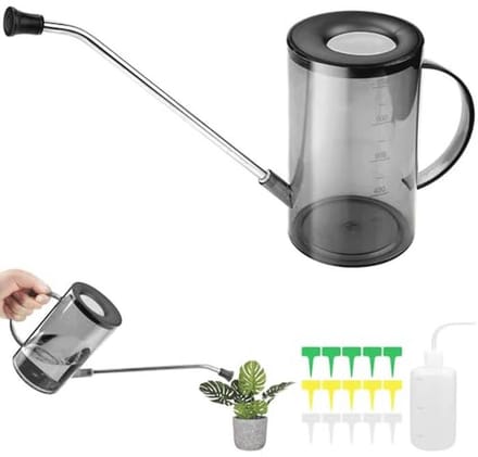 Grijze gieter voor kamerplanten met lange uitloop