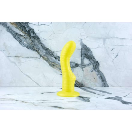 Ylva & Dite | Handgemaakte Gele Dildo met Zuignap | Kajsa