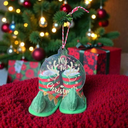 Babyslofjes Elf – Maat 16–17 – Inclusief Plexiglas Kerstbal “My First Christmas”