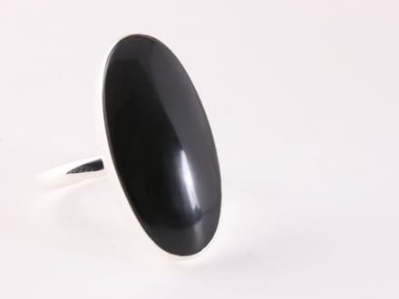 Langwerpige zilveren ring met onyx - maat 22