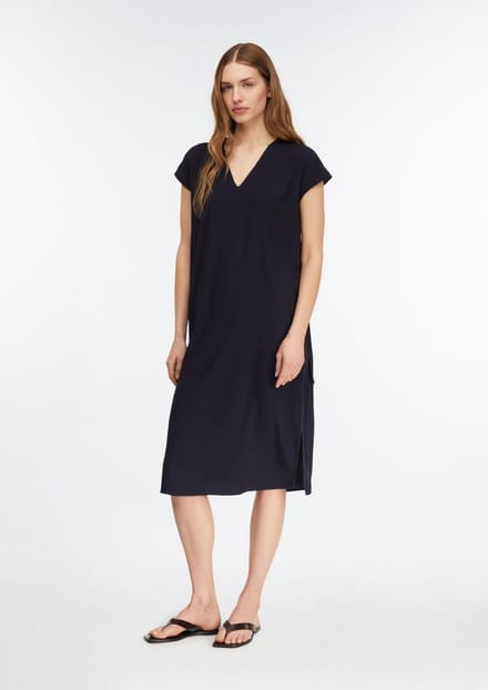 Midi-jurk van viscose crêpe met V-hals en strikceintuur voor dames COMMA