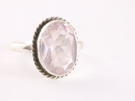 Bewerkte zilveren ring met rozenkwarts - maat 19