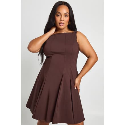 boohoo Dames Plus Bengaline Racerkraag Geplooide Skaterjurk | Chocoladebruin | Maat: 44