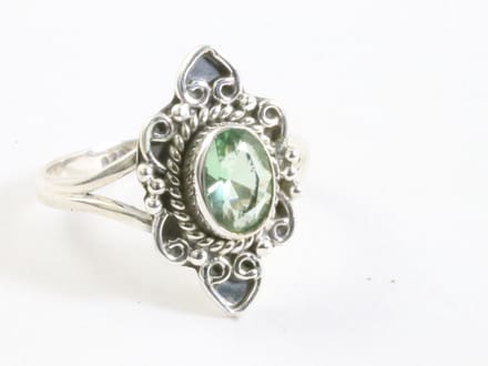 Fijne bewerkte zilveren ring met groene amethist - maat 20