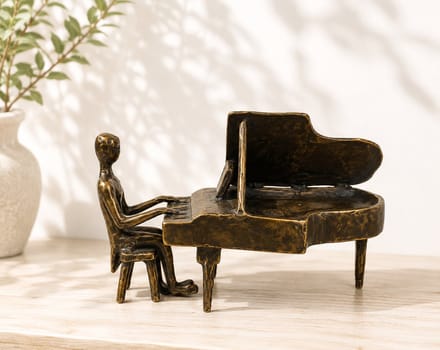 PIANO / PIANIST / VLEUGEL / BRONZEN BEELD