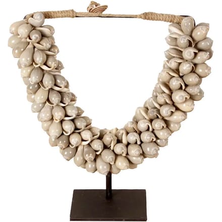 J66 Kleine Schelpenketting Op Standaard
