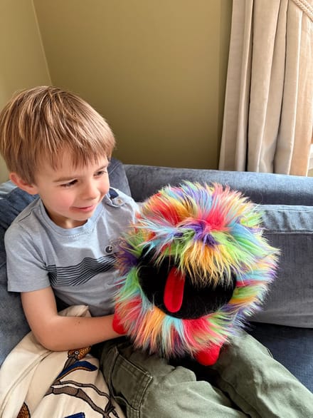 The Puppet Company handpop regenboog monster 35cm pluche speelgoed.