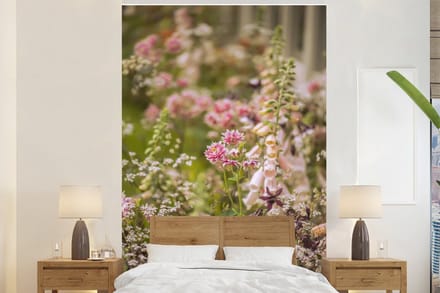 Behang - Fotobehang Romantisch beeld met akeleien - Breedte 145 cm x hoogte 220 cm