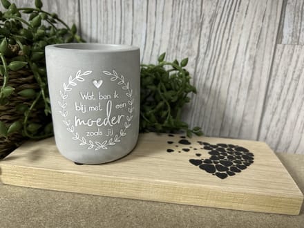 Creaties van Hier – Cement Candle Moeder met houten plankje - 8 cm – Cement – Kaars