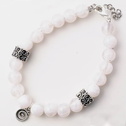 Witte armband met spiraalbedeltje