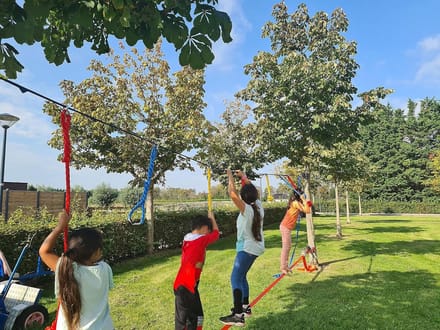 Slackline Obstakel Set - Balanceerlijn Speelset - Buiten Spelen - Met 7 Obstakels - 9 Meter - Rood