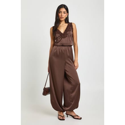 boohoo Dames Satijn Kant Afwerking Harem Broek Jumpsuit | Chocoladebruin | Maat: 36