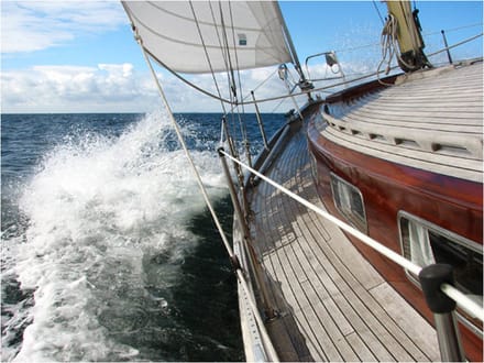 Fotobehang - Een boot in de zee.
