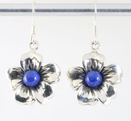 Bloemvormige zilveren oorbellen met lapis lazuli