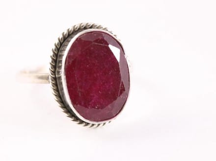 Bewerkte zilveren ring met robijn - maat 19