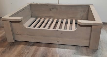 Houten hondenmand Vito van grey wash steigerhout zonder kussen