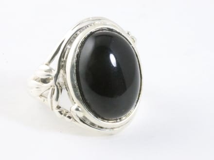 Opengewerkte zilveren ring met onyx - maat 16