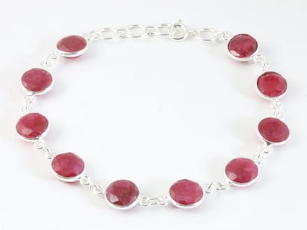 Zilveren armband met robijn