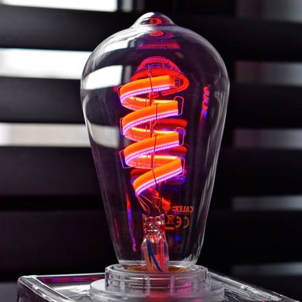 Calex Slimme Lamp - Wifi LED Filament Verlichting - E27 - Smart Bulb Helder - Rustiek - RGB en Warm Wit Licht