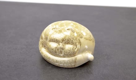 Slapende Kat van Murano Glas wit met bladgoud 7x4 cm.