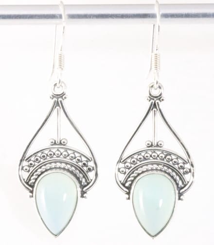 Opengewerkte zilveren oorbellen met aqua chalcedoon