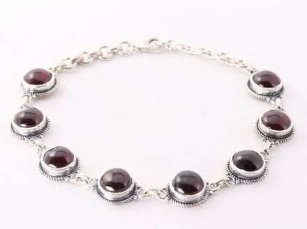 Bewerkte zilveren armband met granaat