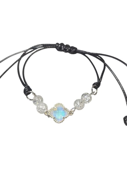 iris bergkristal met bloemen bedel armband.