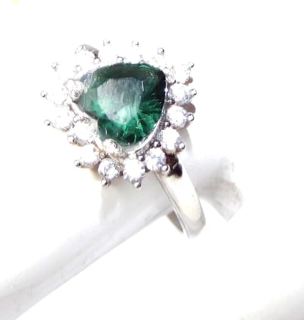 Hetty's - Hartvormige zilveren ring met groene spinel â€“ Ringmaat 18