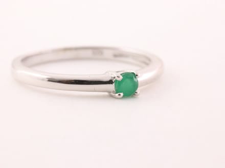 Fijne hoogglans zilveren ring met smaragd - maat 15.5