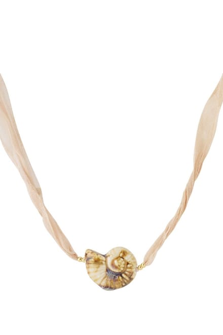 Bijoutheek Collier Bandana Stof Slak Schelp Apricot