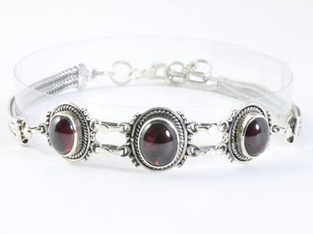 Bewerkte zilveren armband met granaat