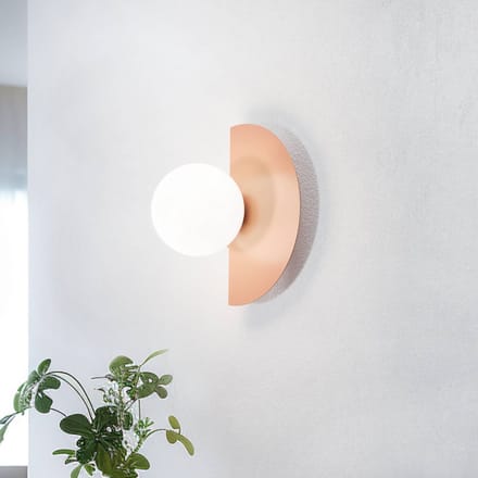 ALDEX Wandlamp Loop Coral, koraalrood, glazen bol opaal, metaal